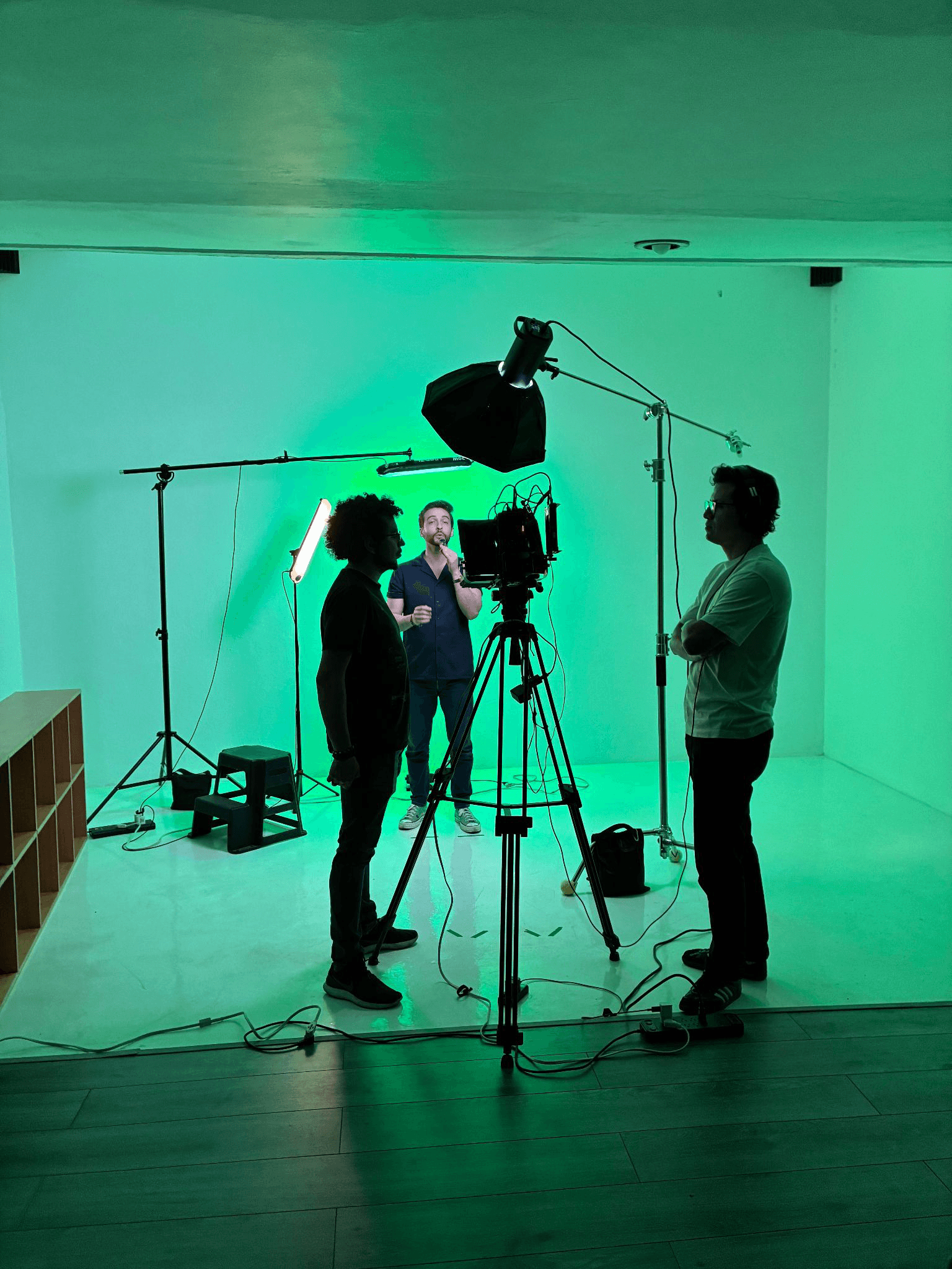 De improvisar a producir: el ROI de rentar un foro profesional
